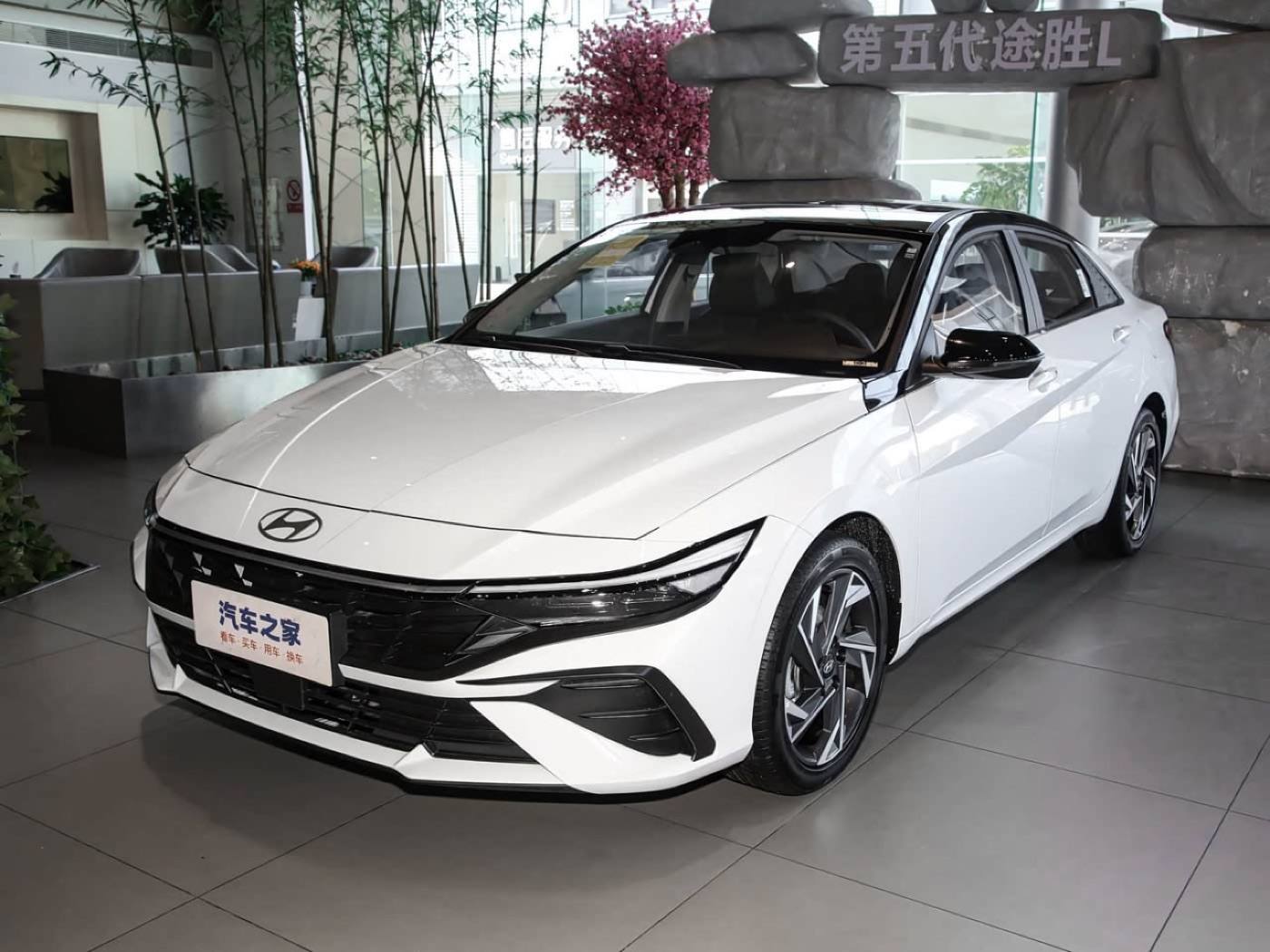 Седан: Hyundai Elantra 1.5 CVT